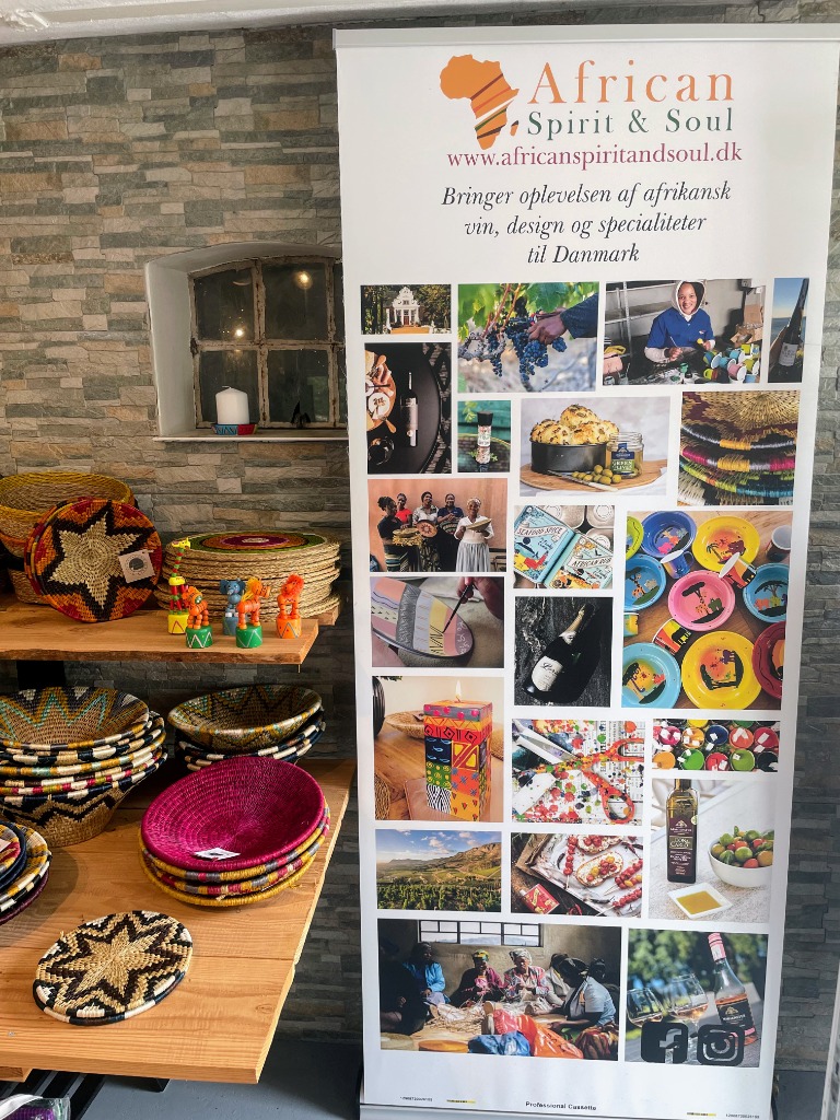 African Spirit & Soul roll-up banner med tagline: Bringer oplevelsen af afrikansk vin, design og specialiteter til Danmark