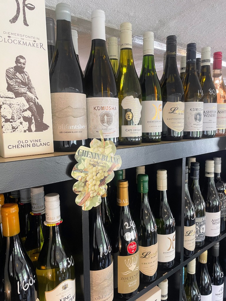 Vinreol med sydafrikanske Chenin Blancs fra Diemersfontein, Kumusha, Olifantsberg, Cape Dreams og King Shaka Zulu