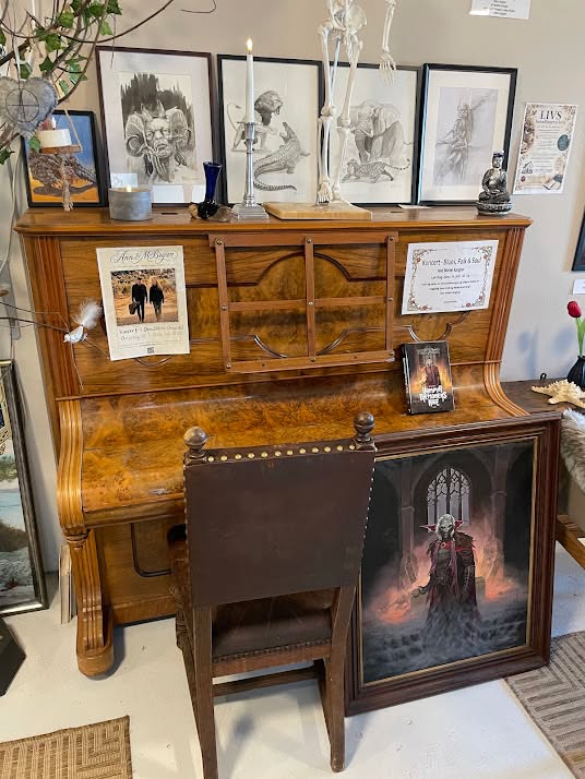 Det historiske klaver og fantasy-malerier i galleriet