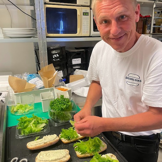 Brian smører frisklavede sandwiches i køkkenet med et smil