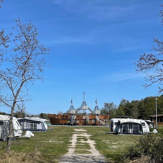 Kæmpe piratskib-legeplads på campingpladsen