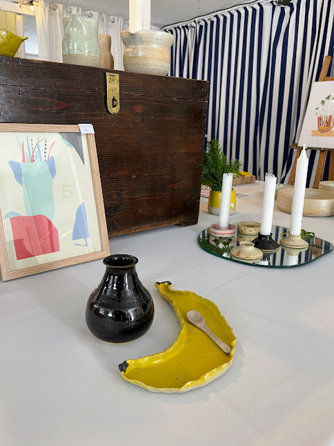 Keramisk gult bananfad med træske og unika lysestager