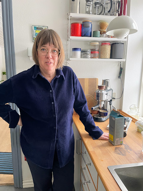 Trine Schjermer ved kaffemaskinen i det hyggelige køkken
