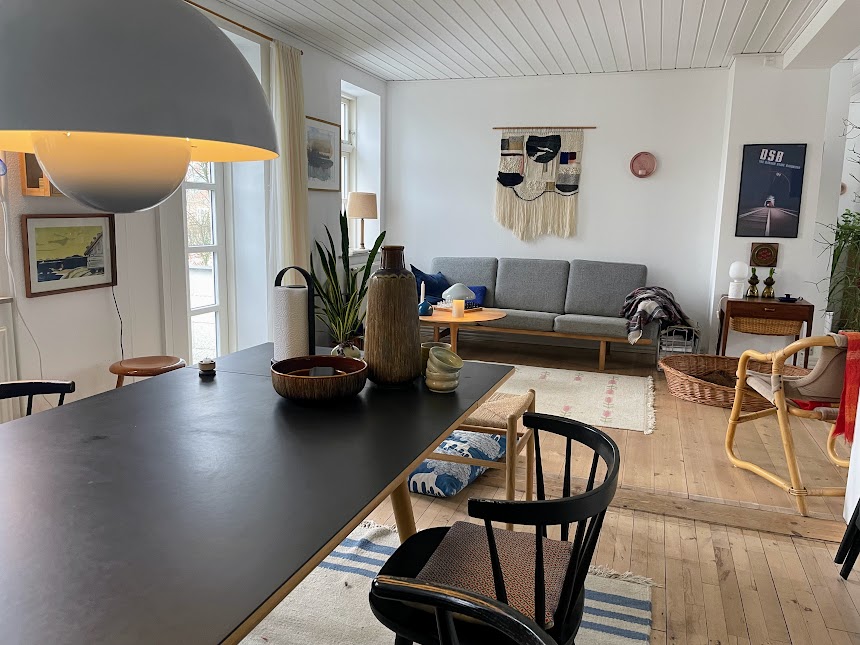 Den smukke stue med PH-lampe, spisebord og sofa
