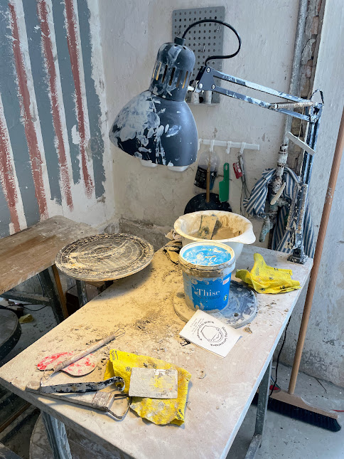 Arbejdsbord med drejeskive, spartler, ler og arbejdslampe