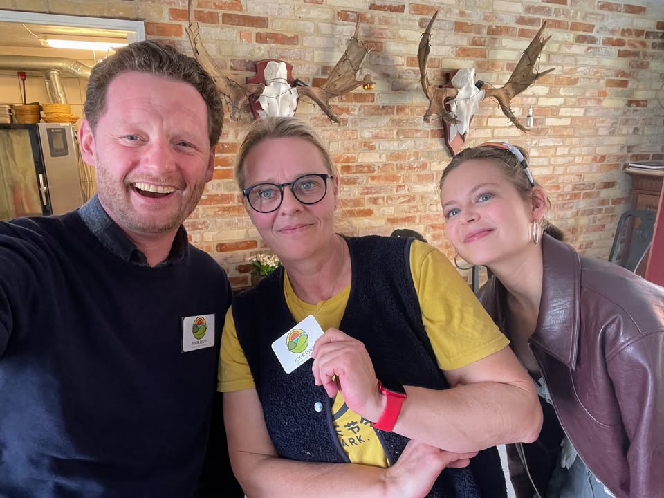 Jacob Lænsø og teamet hos Ellens Have ved Ebeltoft med Tour Djurs visitkort