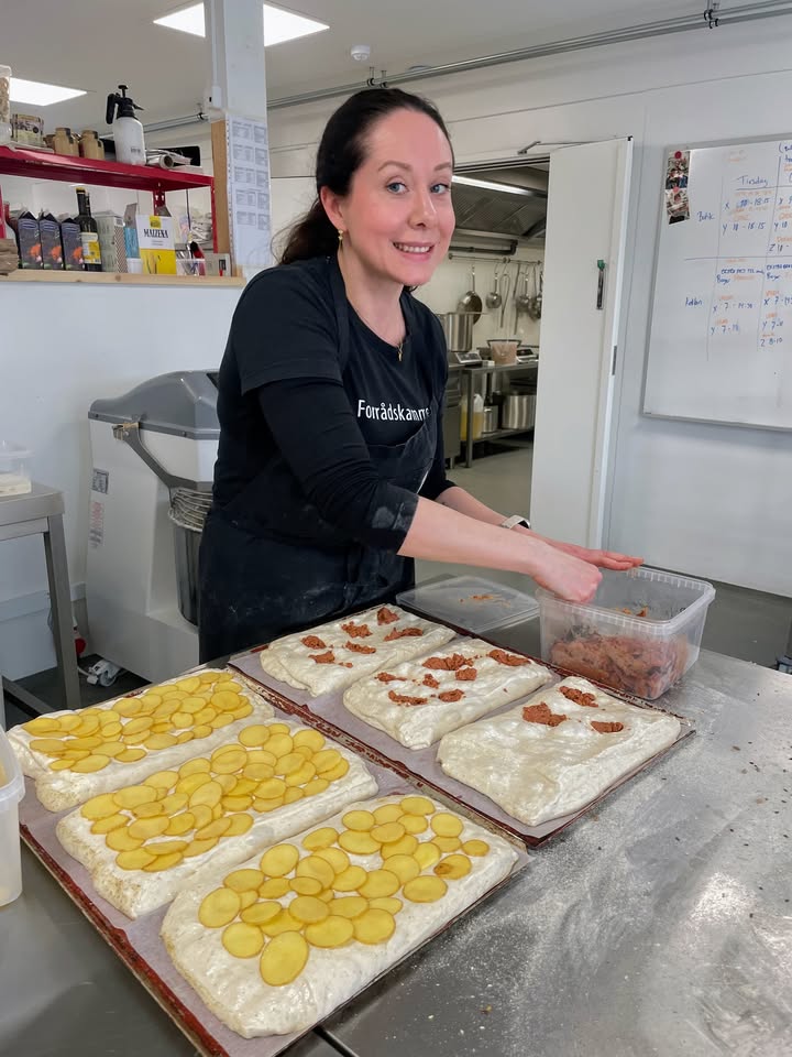 Lena anretter kartoffelskiver på rå focacciabrød