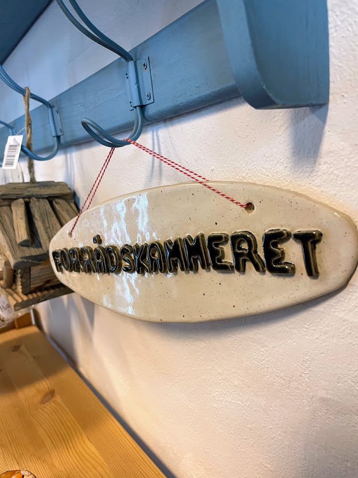 Keramikskiltet Forrådskammeret på knagerækken