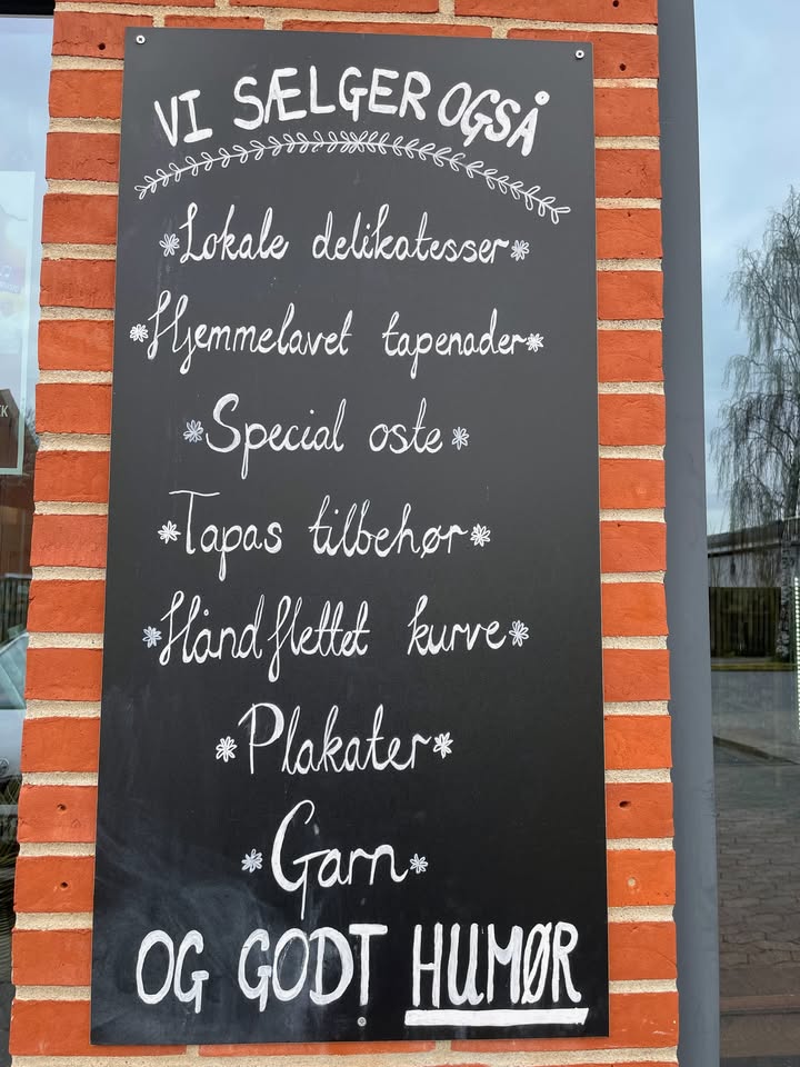 Kridttavlen på facaden med lokale delikatesser og godt humør