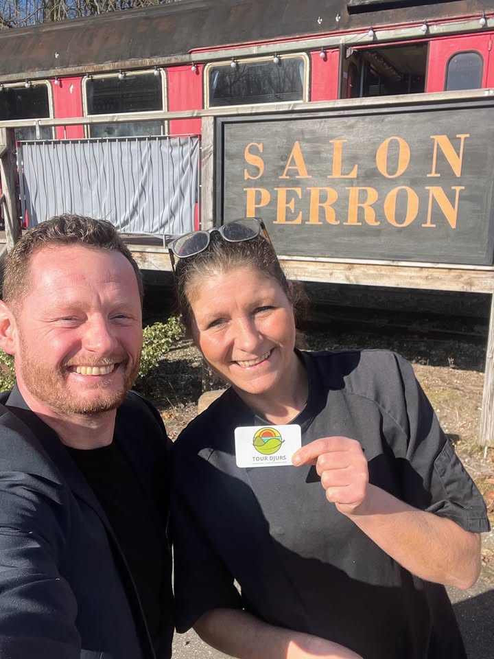 Jacob Lænsø og værterne ved Danhostel Gjerrild og Salon Perron togvognen