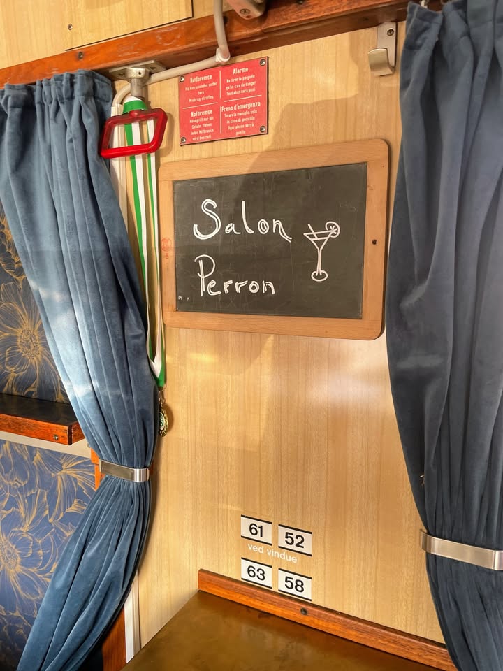 Kridttavle med Salon Perron og oprindelige togkupe-pladsskilte