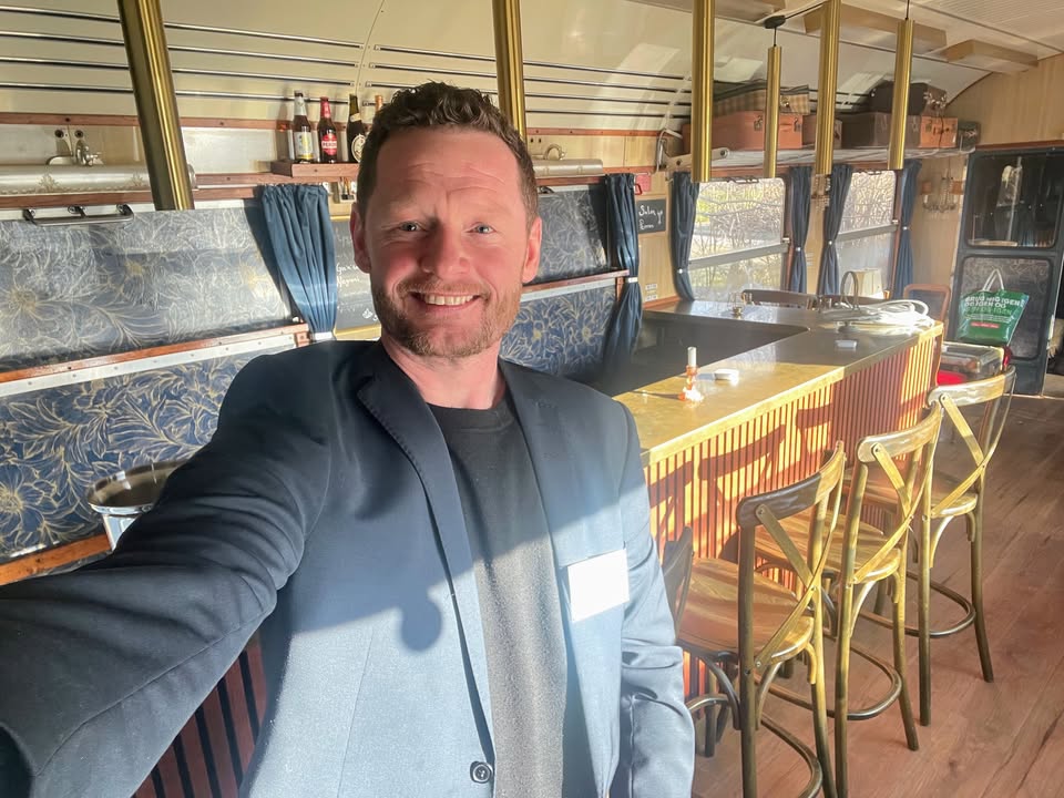 Jacob Lænsø ved den elegante bar i veterantogvognen Salon Perron