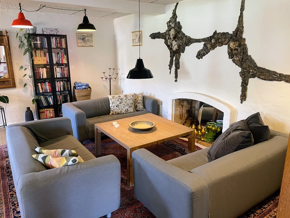 Pejsestue og Anne-Mettes kunst på Danhostel Gjerrild