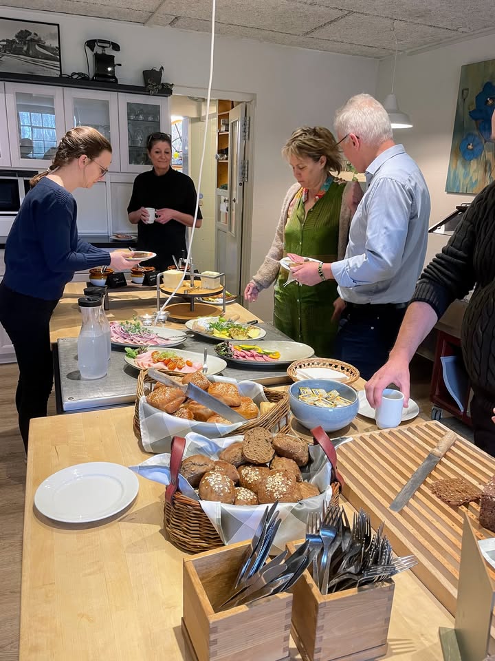 Gæster forsyner sig ved den overdådige frokostbuffet