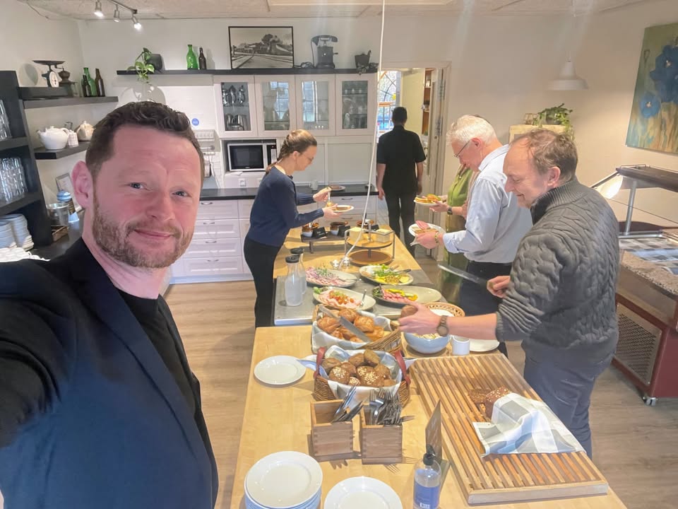Jacob Lænsø tager selfie i spisesalen ved frokostbuffeten