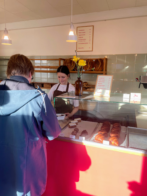 Duo Bageris disk med croissanter, kager og friskbagt brød