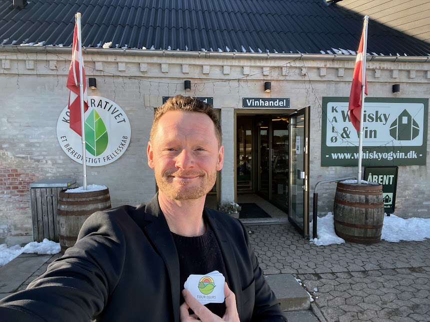 Købmandsbygningen på Ebeltoftvej 54B med facadeflag