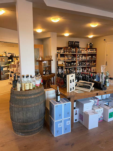Kalø Whisky og Vin butik med egetræsfade og lokale flasker