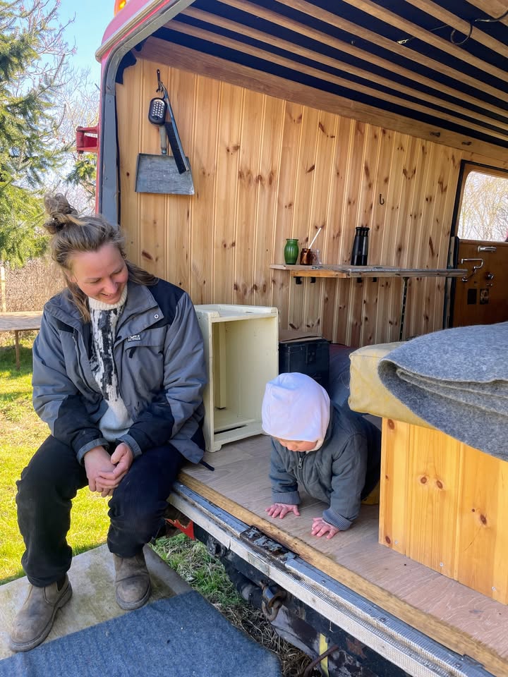 Sara kigger kærligt på sit barn i brandbilen