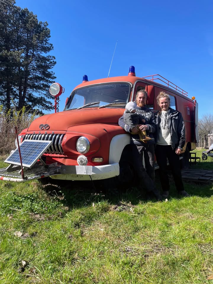 Sara og Christoffer Bjergely med deres barn foran den gamle røde brandbil på Hovdigevej ved Dråby Strand