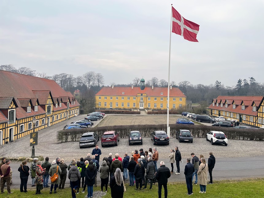 Møllerup Gods med Dannebrog og den store rundvisningsflok