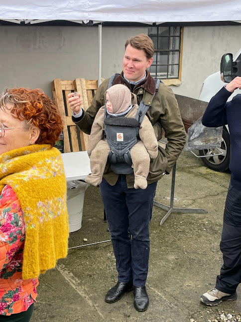 Godsejer Alexander Gamborg med baby i bæresele under rundvisningen til Molbordets Dag på Møllerup Gods