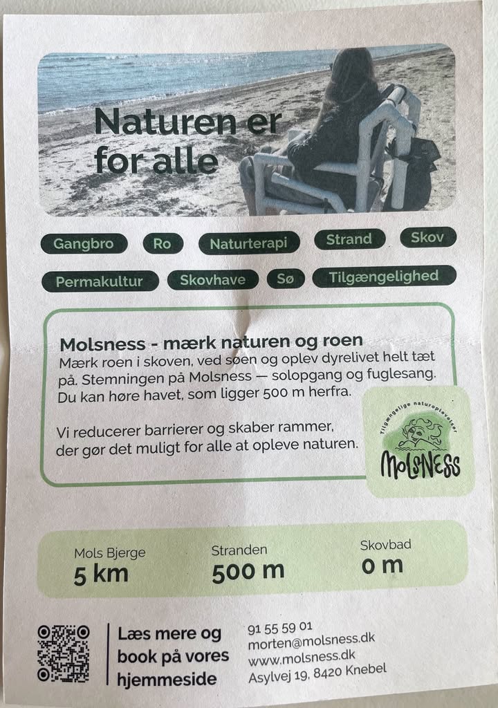 Folderens bagside med overblik over skovhave, sø og strand