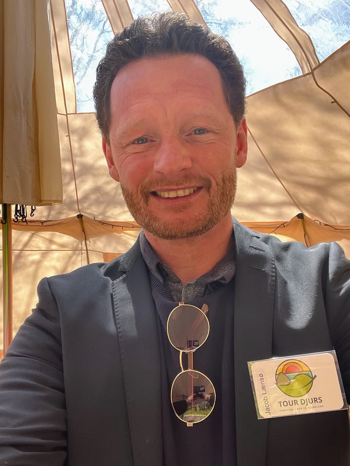 Jacob Lænsø tager selfie inde i det store lune glampingtelt